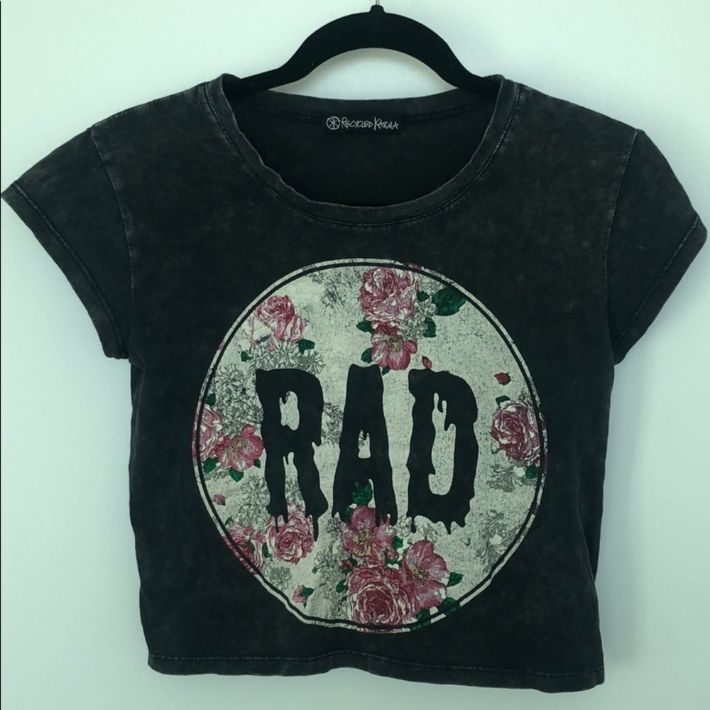 Semi-cropped T-shirt.